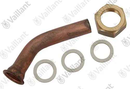 Vaillant Rohrbogen in einer gebogenen Form, aus Kupfer mit einer goldfarbenen Mutter und drei Dichtungsscheiben aus Metall daneben.